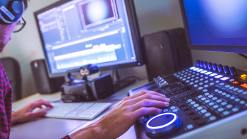 afbeelding van iemand (deels in beeld) die een video aan het bewerken is