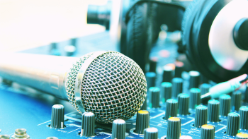 microfoon liggend op een audiopaneel met hoofdtelefoon